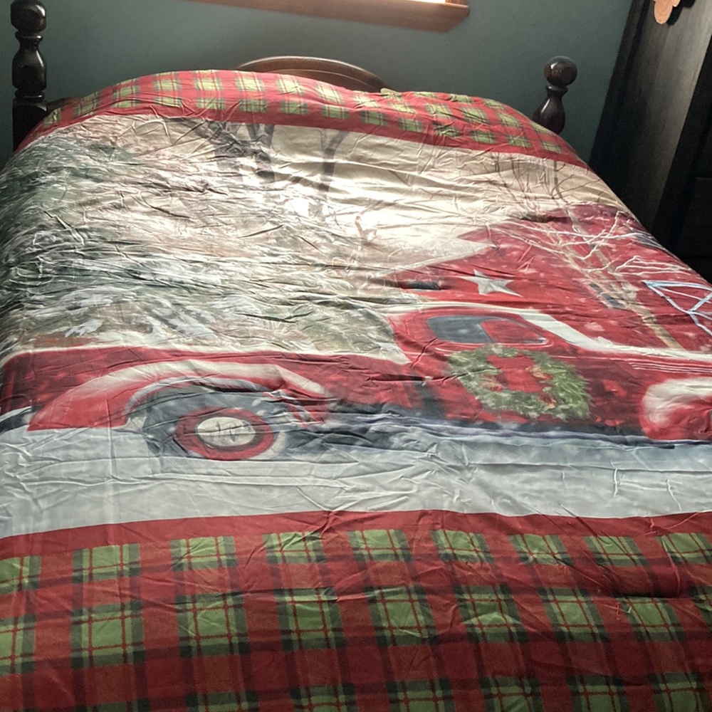 NWT- Holiday Bedroom Comforter - Picture 4 of 4
